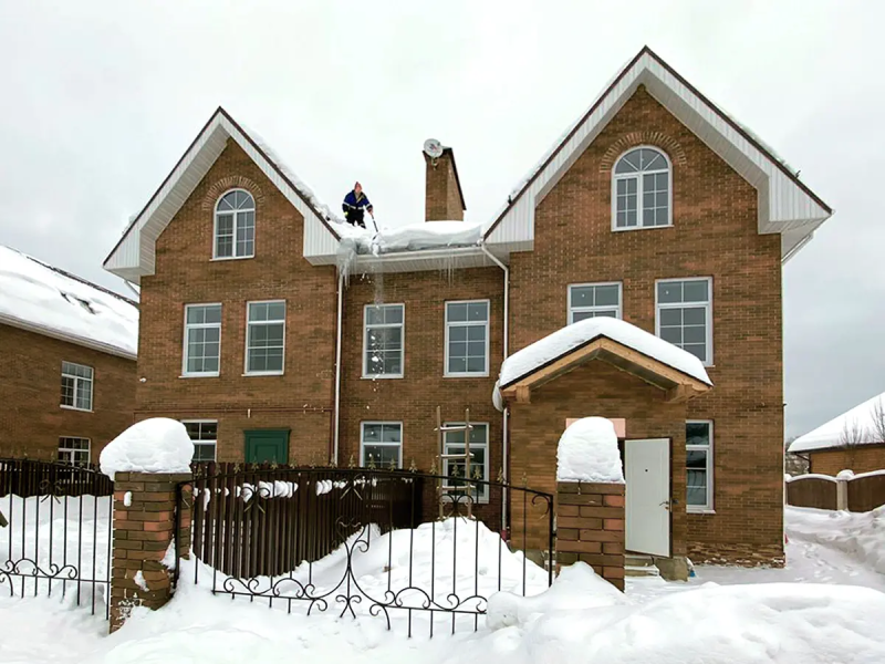 Действительно ли нужно чистить снег с крыши?