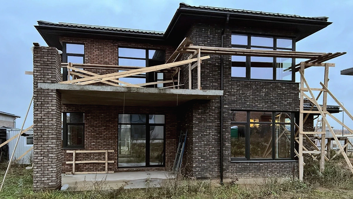 Монтаж водостока и снегозадержателей