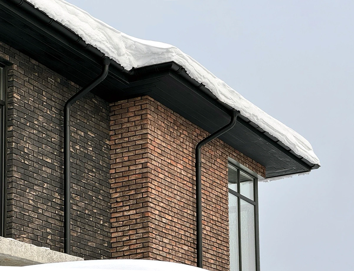 Чёрный металлический водосток