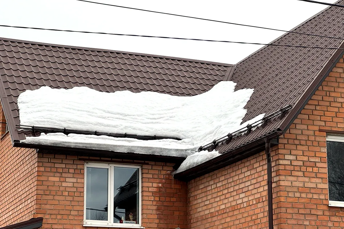 Ледяные глыбы в водостоке