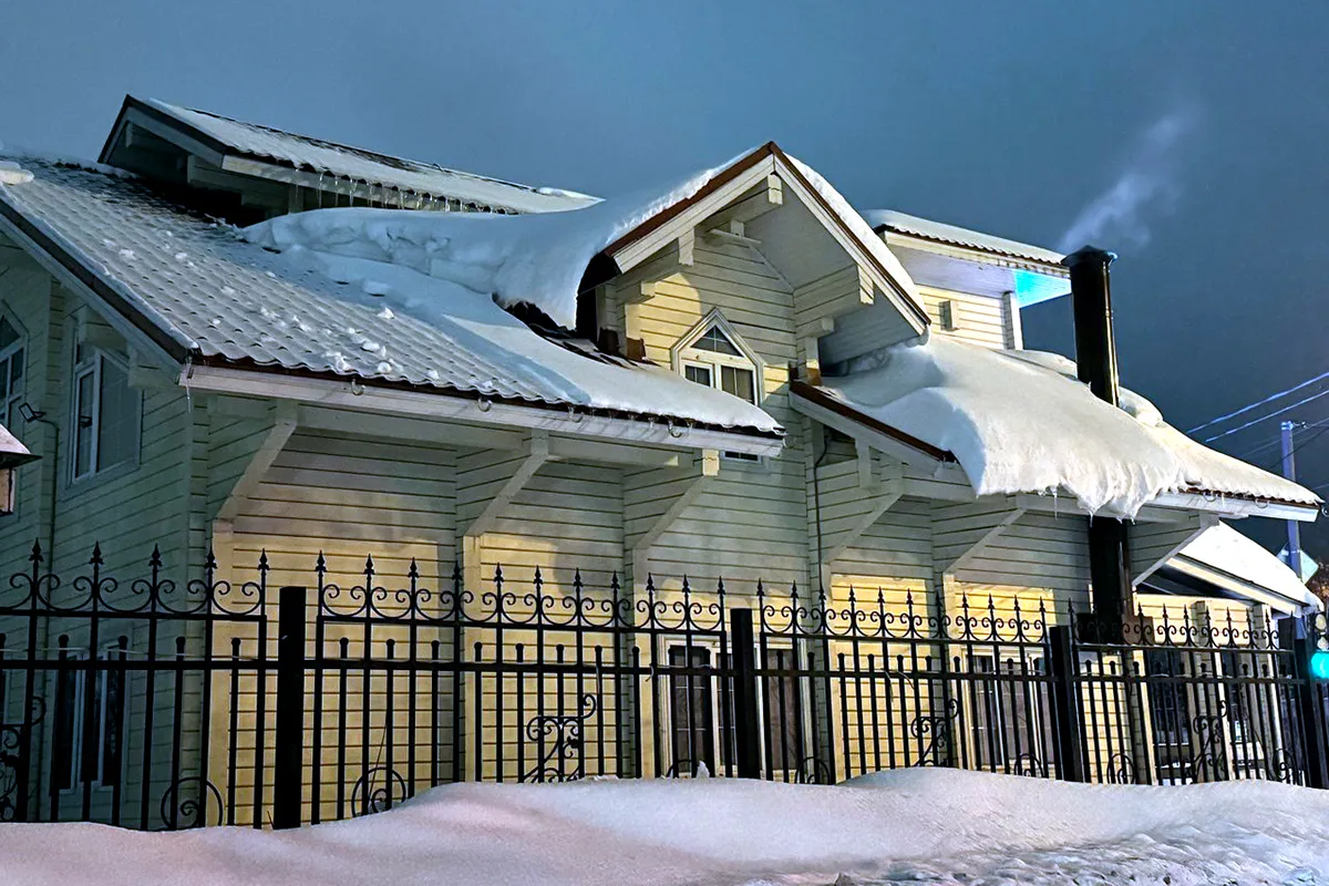 Снег съезжает с кровли