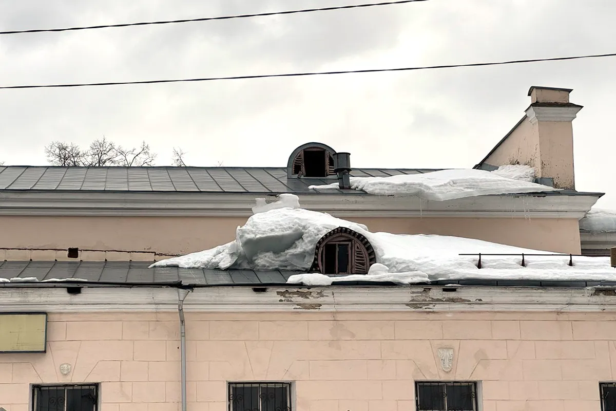 Снежные сугробы на крыше