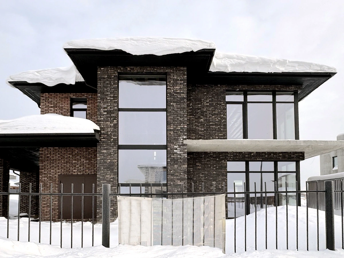 Металлический водосток в загородном доме