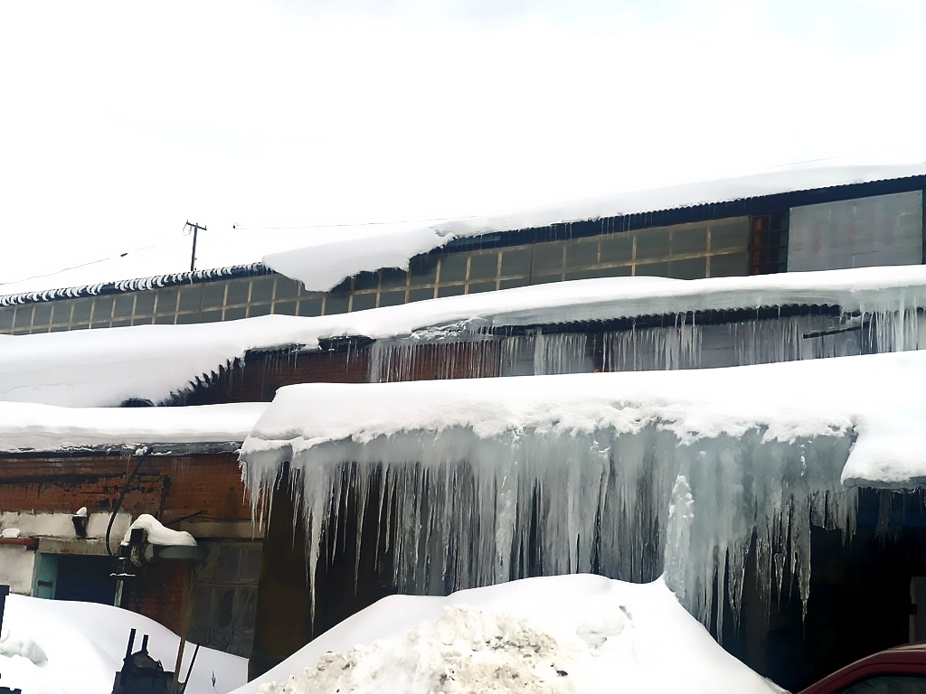 Ледяные наросты на крыше