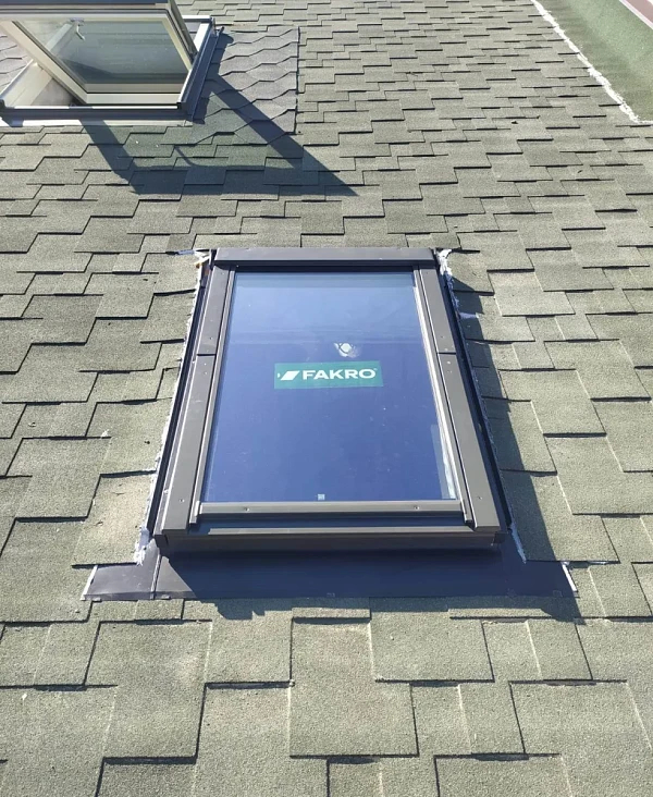 Два мансардных окна Fakro FTU-V U4 78×118 на крыше с гибкой черепицей