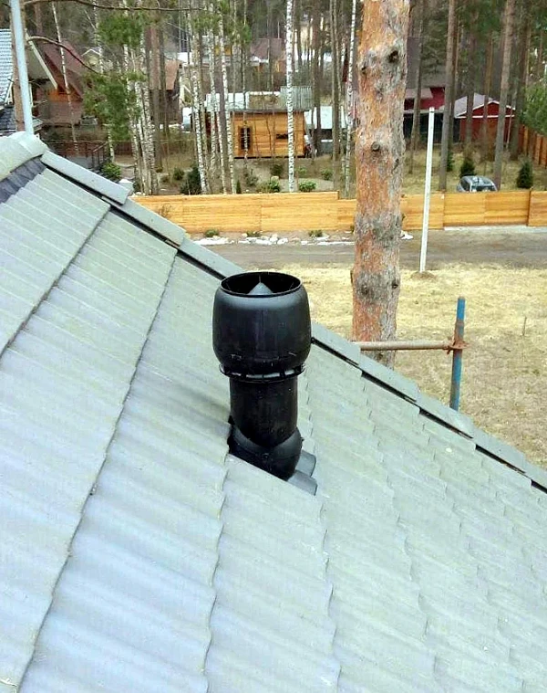 Вентиляционный выход Vilpe на кровле из металлочерепицы