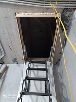 Ножничная лестница на чердак в полностью разложенном виде