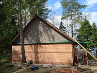 Кирпичный коттедж на этапе кровельных работ