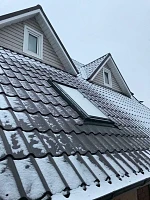 Мансардное окно Fakro FTP-V U4 Profi 78x140 на кровле из металлочерепицы