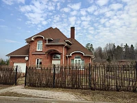 Фасад кирпичного дома с мягкой кровлей Shinglas Модерн