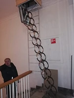 Ножничная лестница Fakro LSF 50x70 в подъезде, общий вид