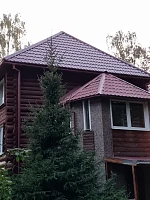 Бревенчатый дом с кровлей Grand Line Classic Satin RAL 3005, вид с пристройкой