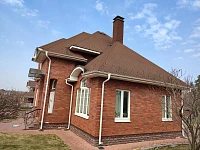 Боковой вид дома с кровлей Shinglas Модерн и дымоходом