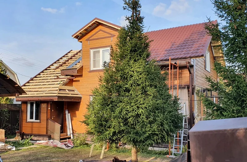 Монтаж металлочерепицы Grand Line Classic PurPro Matt RAL8017 на деревянном доме