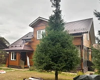 Загородный дом с крышей из металлочерепицы Grand Line Classic коричневый RAL8017