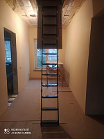 Металлическая чердачная лестница с противоскользящими ступенями