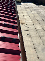 Установленная водосточная система на промышленном здании