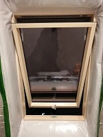 Мансардное окно Fakro FTS-V U2 78х118 в открытом положении, крупный план