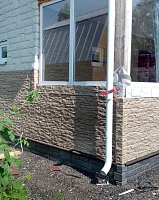 Монтаж воронки водосточной системы