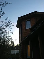 Деревянный дом с водостоком Металл Профиль, вечерний вид