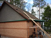 Монтаж мягкой кровли на кирпичном доме, вид фасада