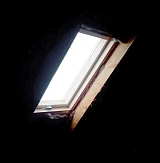 Деталь установленного окна Fakro FTS U2 в металлочерепицу с конструкцией рамы