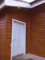 Угол здания с установленным металлосайдингом