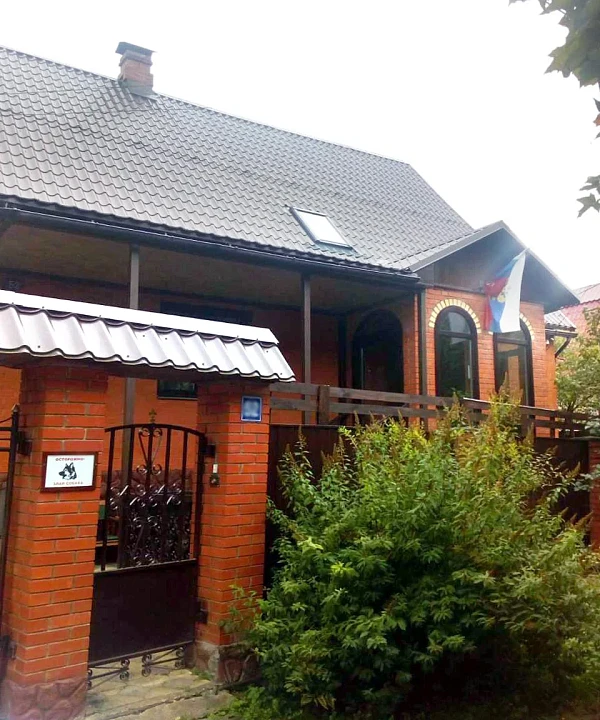 Мансардное окно Fakro FTS U2 на крыше частного дома, вид снаружи