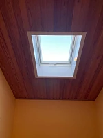 Мансардное окно Fakro PTP-V U3 ПВХ в деревянном потолке изнутри