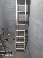 Деревянная складная лестница на чердак в полностью разложенном состоянии