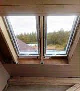 Монтаж виниловой рамы окна Факро в крышу объекта