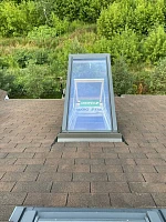 Окно-балкон Fakro FGH-V P2 Galeria 78x255 на гибкой черепице, вид снаружи