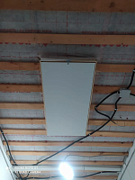 Закрытый чердачный люк в потолке с деревянными балками