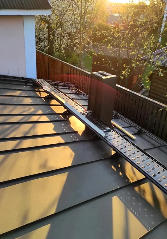 Фальцевая кровля Grand Line PurPro Matt с переходным мостиком и дымоходом