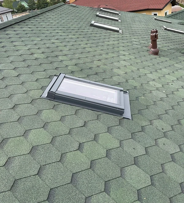 Установленное мансардное окно в готовую кровлю
