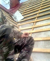 Кровельщик монтирует обрешётку под металлочерепицу Металл Профиль