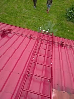 Кровельная лестница Borge RAL 3011 на металлочерепице со снегозадержателями