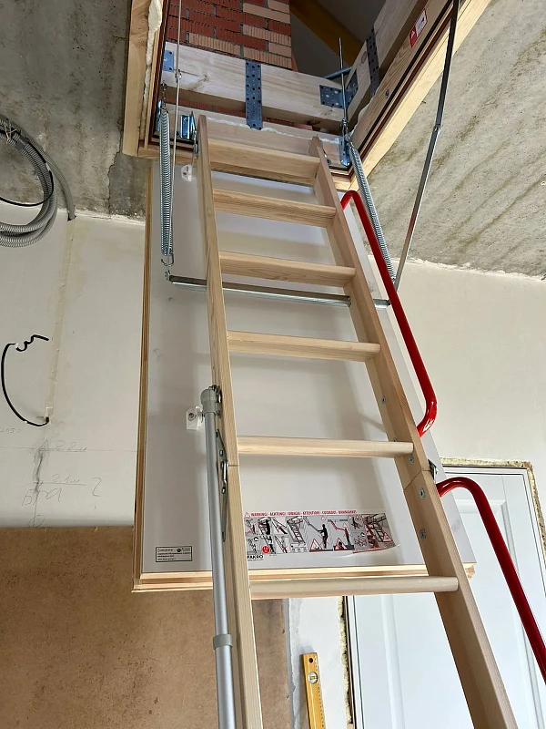 Чердачная лестница Fakro LWL 70х130 в разложенном виде с красными поручнями