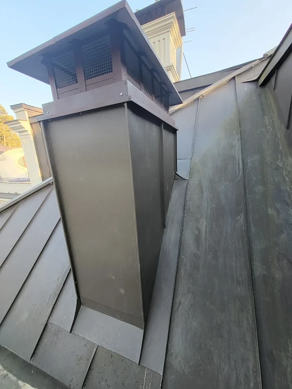 Вентиляционная шахта в металлической облицовке на фальцевой кровле