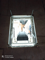 Монтаж чердачной лестницы, вид сверху на работника