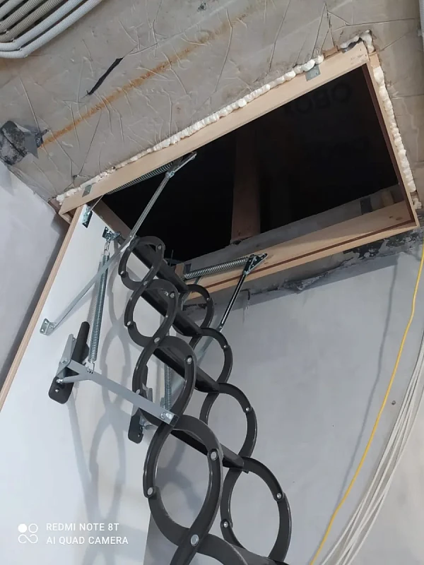 Чердачная лестница-гармошка с деревянной рамой люка