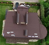 Готовая кровля из гибкой черепицы с мансардными окнами, вид сверху