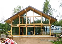 Фасад фахверкового дома с панорамным остеклением