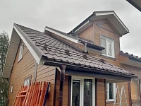 Крупный план кровли Grand Line Classic PurPro Matt RAL8017 со снегозадержателями