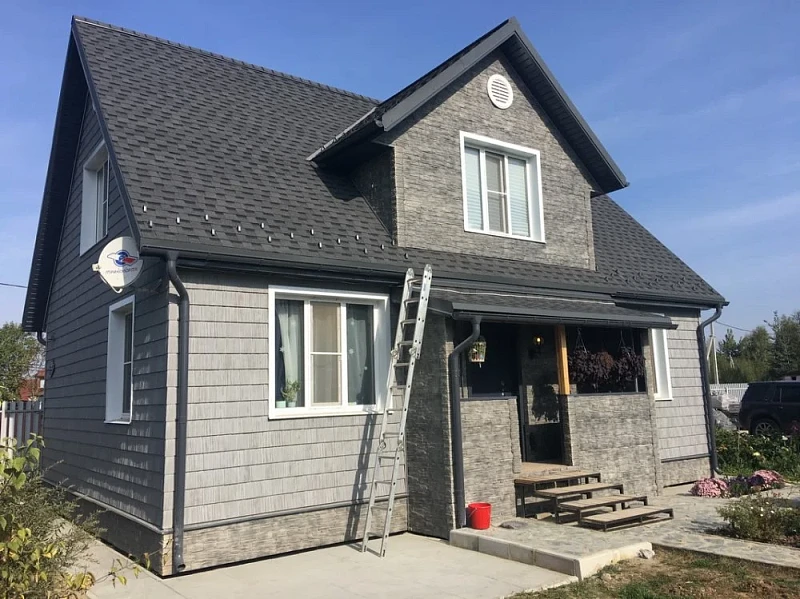 Мягкая кровля Shinglas Ранчо Серый на доме, фасад с верандой