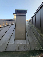 Облицованный вентиляционный выход на фальцевой кровле, вид сбоку