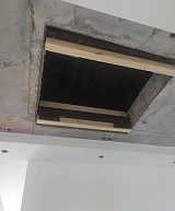 Чердачный люк с деревянным коробом, вид снизу на тёмный чердак