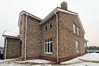 Снегозадержатель и мансардное окно на крыше