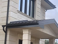 Козырек входа с металлочерепицей Трамонтана и водостоком Grand Line