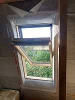 Мансардное окно Velux в процессе монтажа в мансарду
